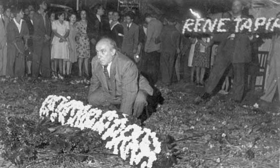 Elías Lafertte deposita ofrenda por las víctimas | (CC) Biblioteca del Congreso Nacional de Chile 