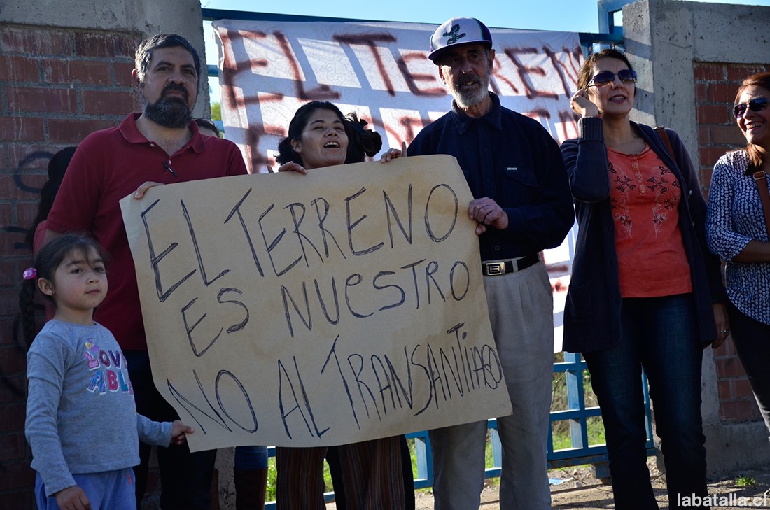 Lunes 28 de septiembre.- Vecinas y vecinos de la Ciudad Satélite protestan ante la idea de que el terreno contiguo al estanque Lautaro de SMAPA fuese destinado a terminal de Buses Vule. 