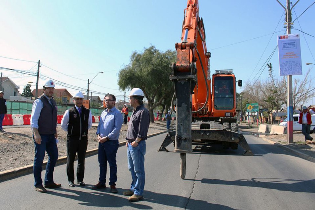 05 de septiembre: El Ministro de Transporte, Andrés Gómez–Lobo, el director de Transporte Público Metropolitano, el director de SERVIU Metropolitano, Alberto Pizarro, y el alcalde de Maipú, Christian Vittori, dieron inicio a los desvíos por las obras del nuevo eje de movilidad de Rinconada. http://www.labatalla.cl/?p=22767